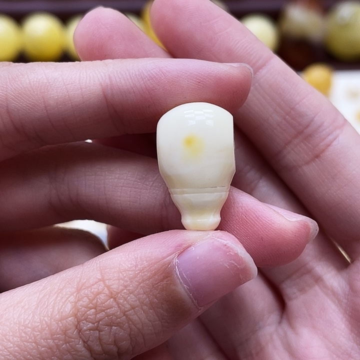 琥珀未镶嵌裸石12*20.6mm瑕