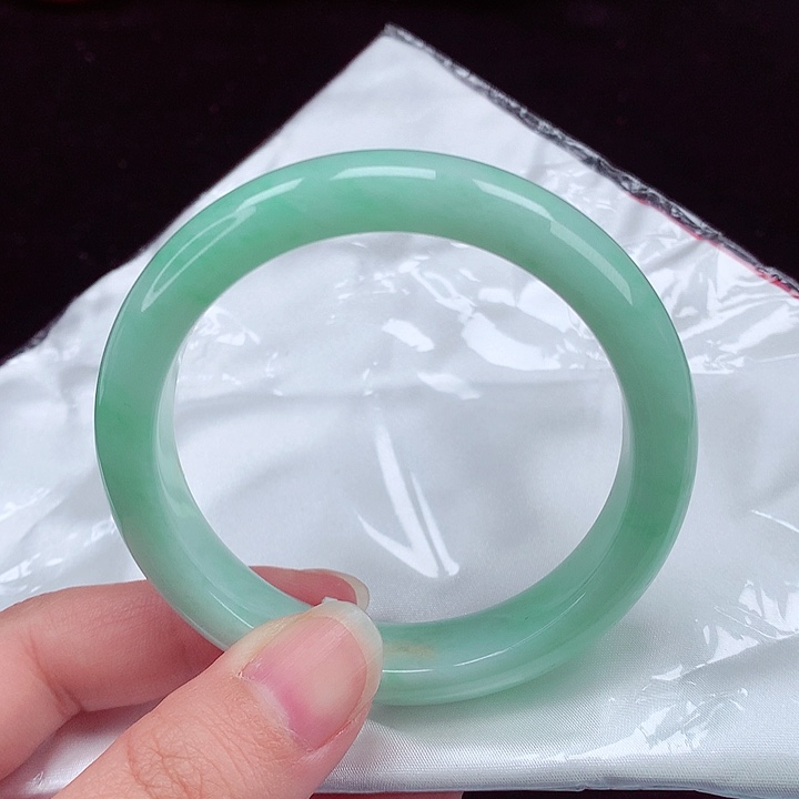 翡翠手镯未镶嵌翡翠