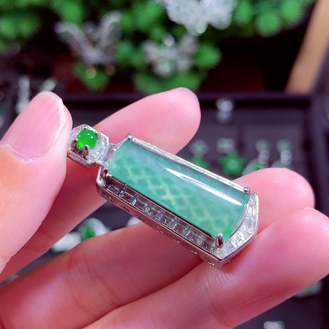 颈饰未镶嵌翡翠天然