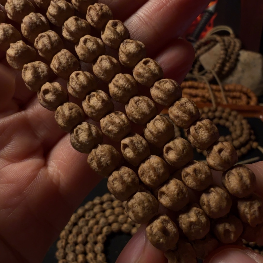 何***着柏香籽/百香籽吊坠