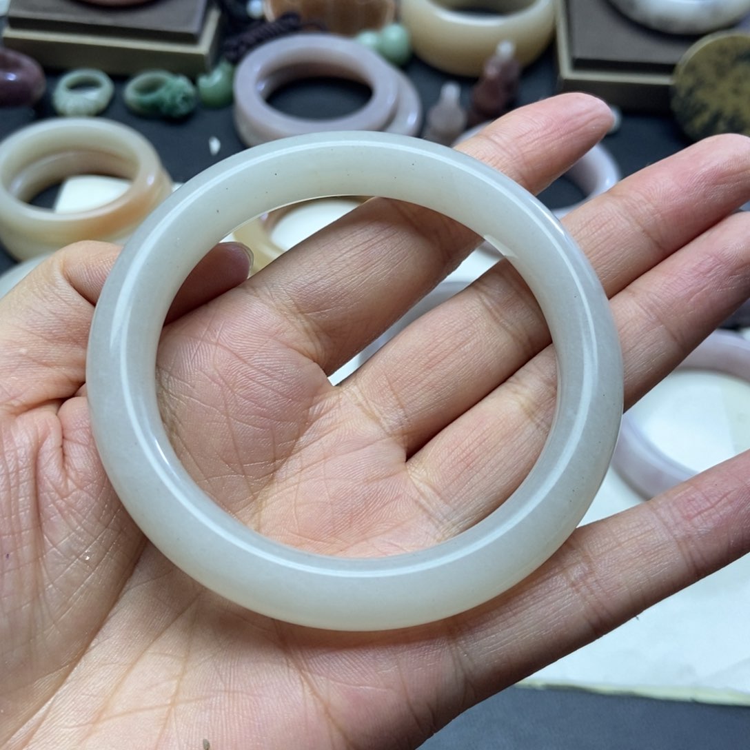 石英质玉手镯未镶嵌