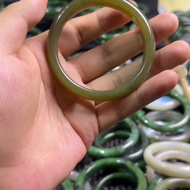 和田玉手镯未镶嵌