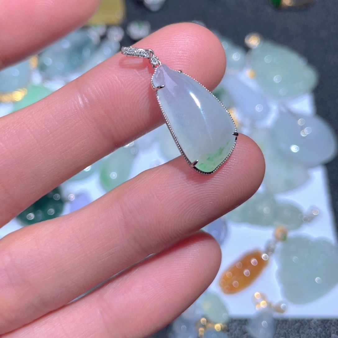 翡翠颈饰18K金镶嵌翡翠