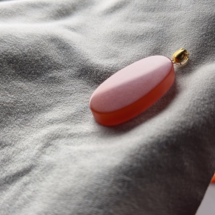 南红玛瑙18K金镶嵌吊坠