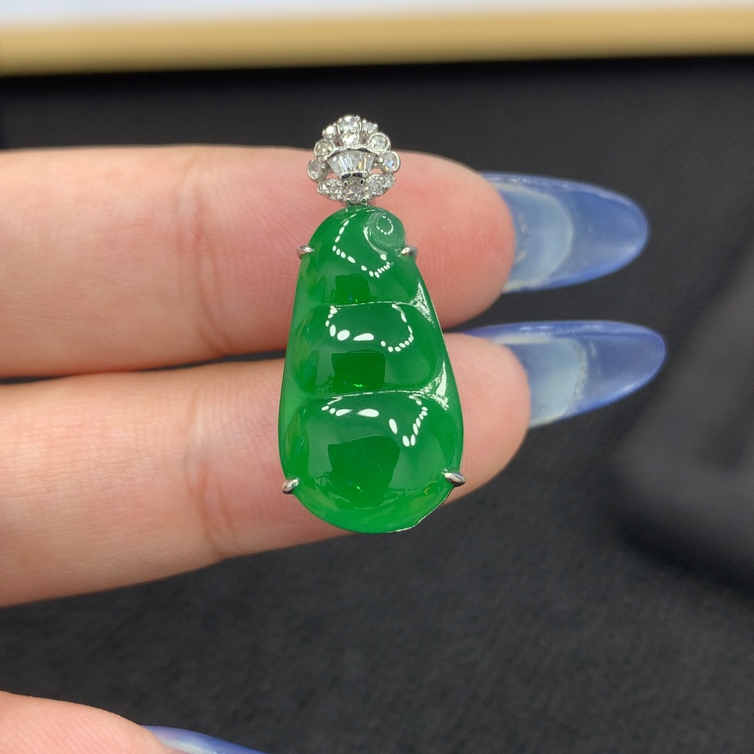 颈饰18K金镶嵌翡翠豆子