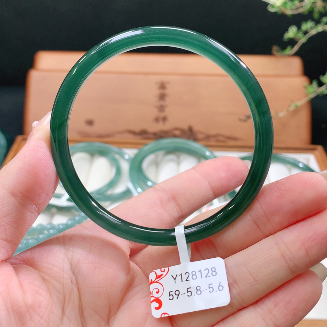 翡翠手镯未镶嵌那***?天然