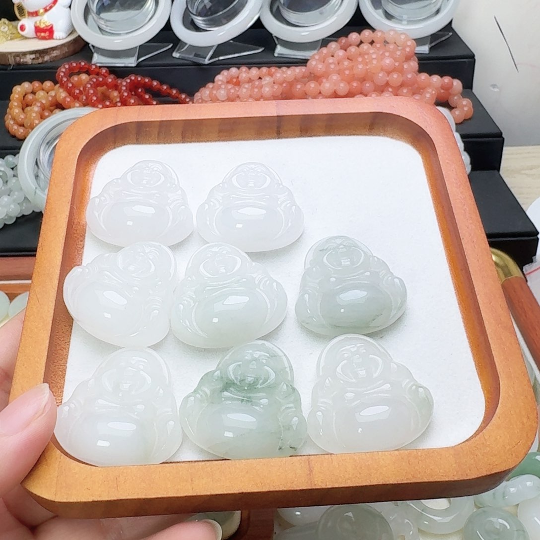 石英质玉未镶嵌颈饰佛公