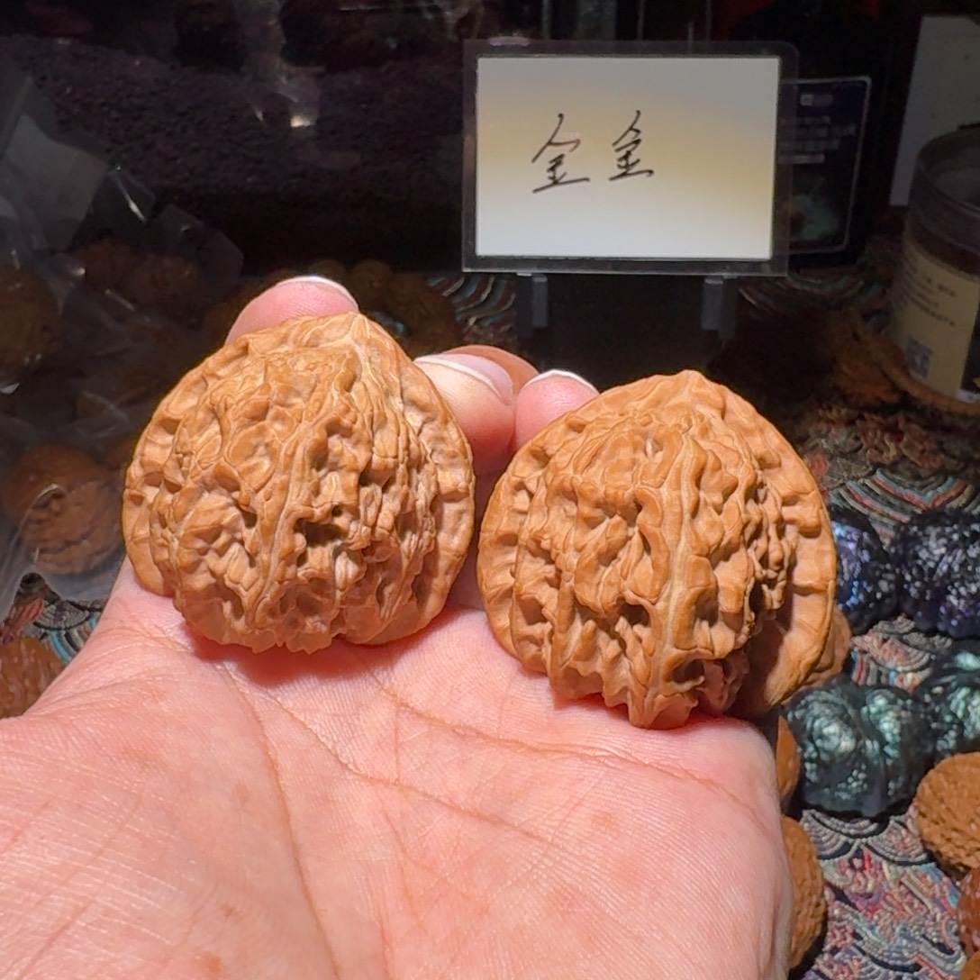 文玩核桃把件1416三角白，尺寸42 42 39