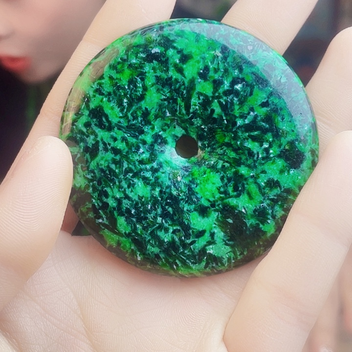 翡翠未镶嵌颈饰多样性