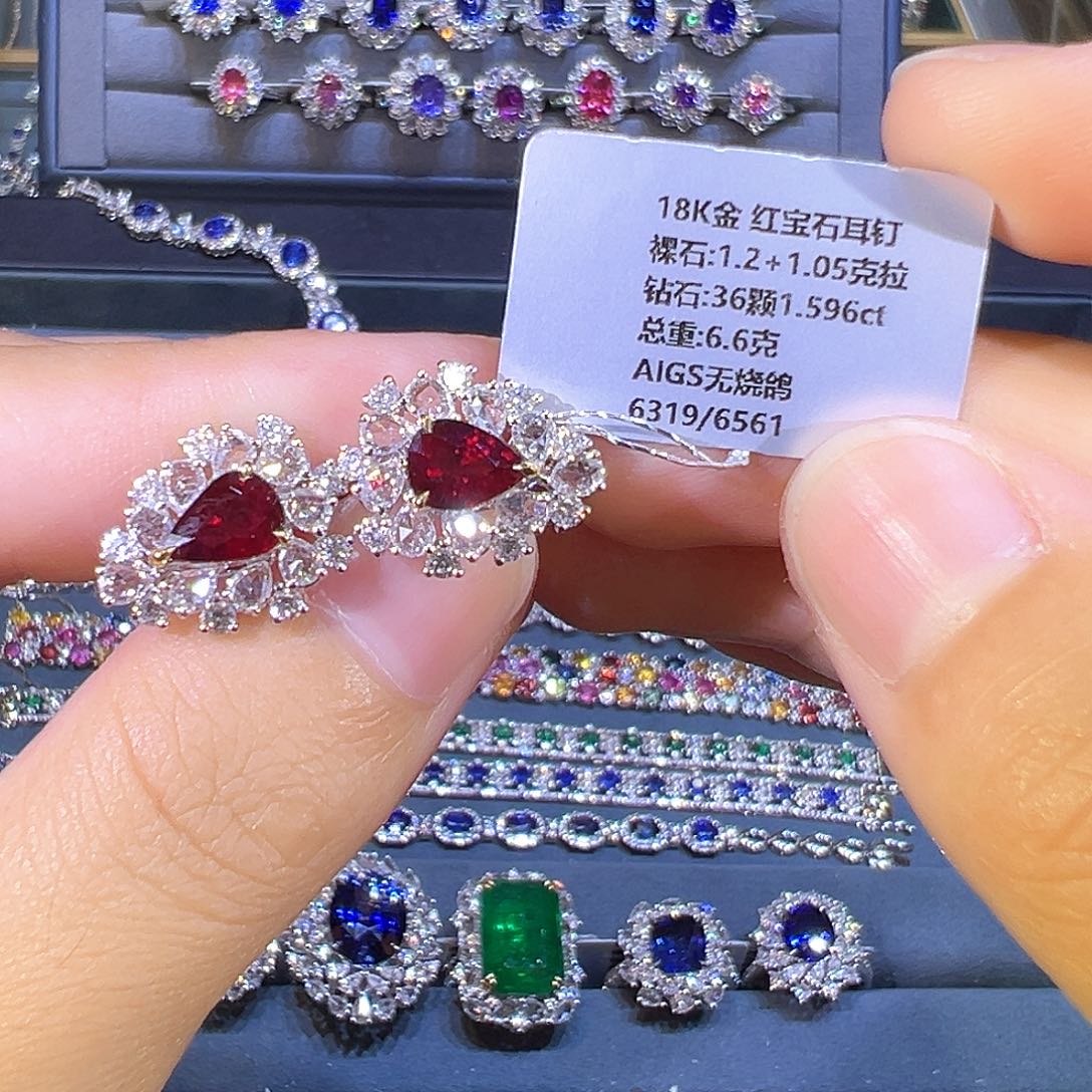 耳钉18K金镶嵌红宝石