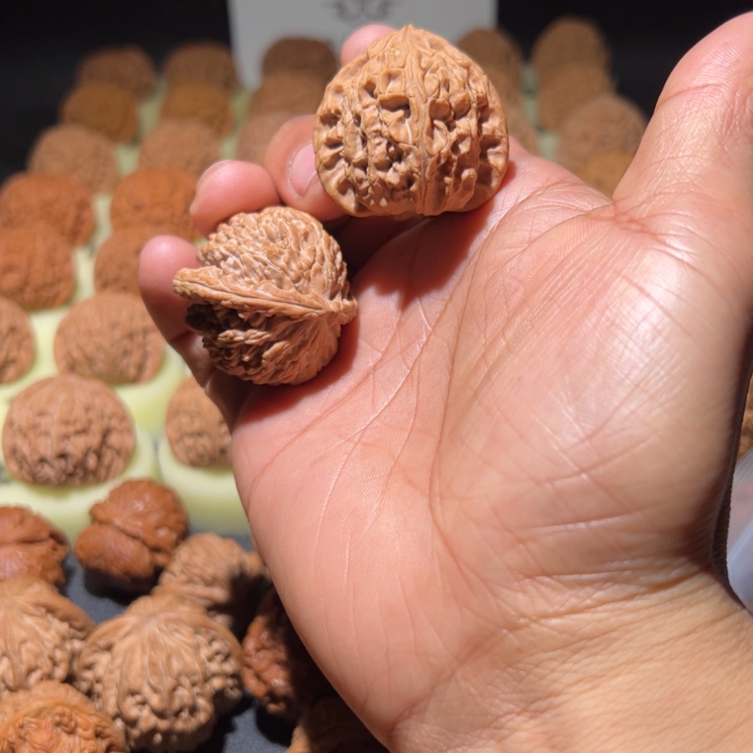 文玩核桃吊坠?*泡36三角白