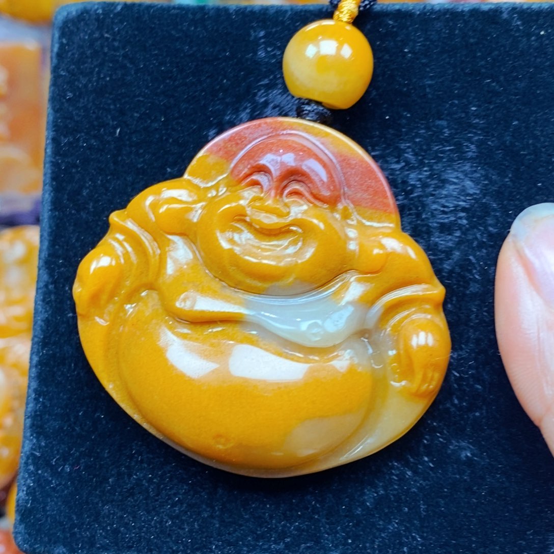 未镶嵌石英质玉（黄龙玉）颈饰