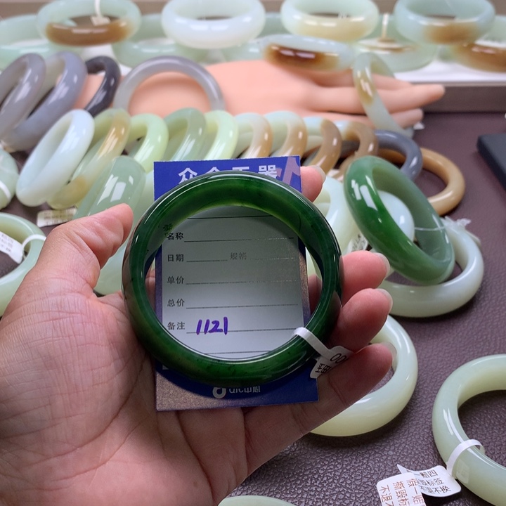 和田玉未镶嵌手镯