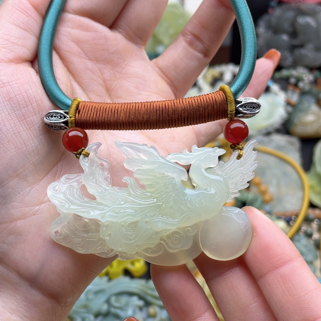 蛇纹石玉颈饰未镶嵌