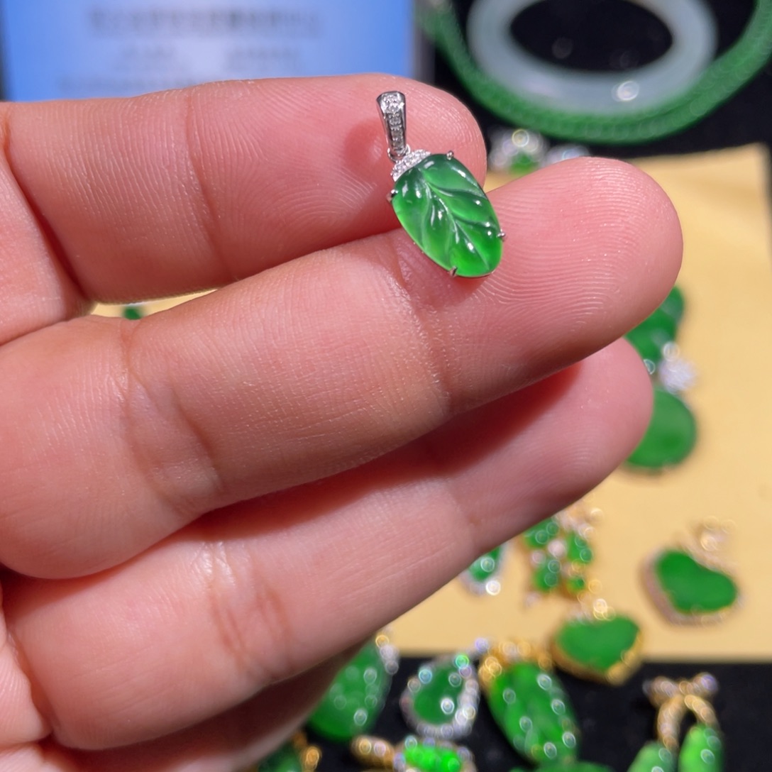 翡翠18K金镶嵌颈饰翡翠