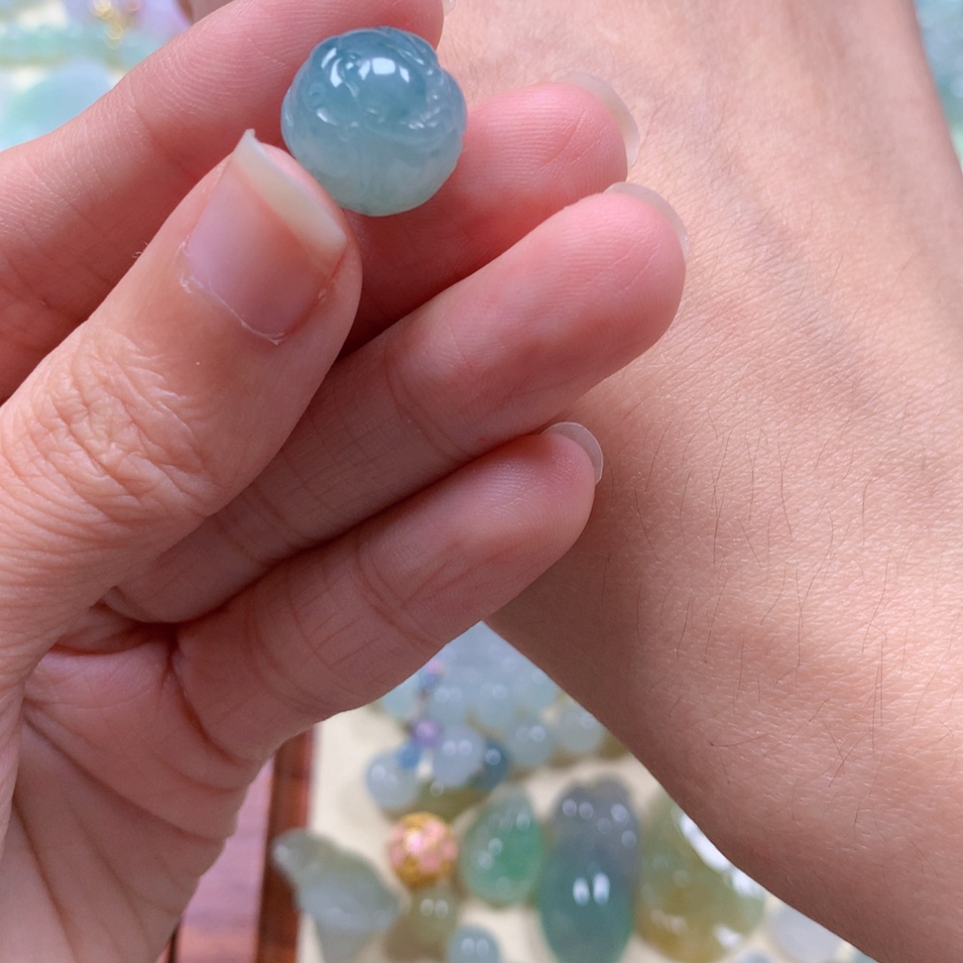 兜****翡翠未镶嵌颈饰是