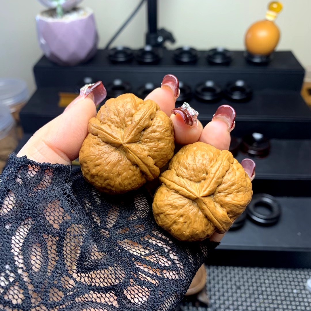 精品文玩核桃：大尺寸粗筋_榨耀包三棱(全品无修无剪-源于野生)