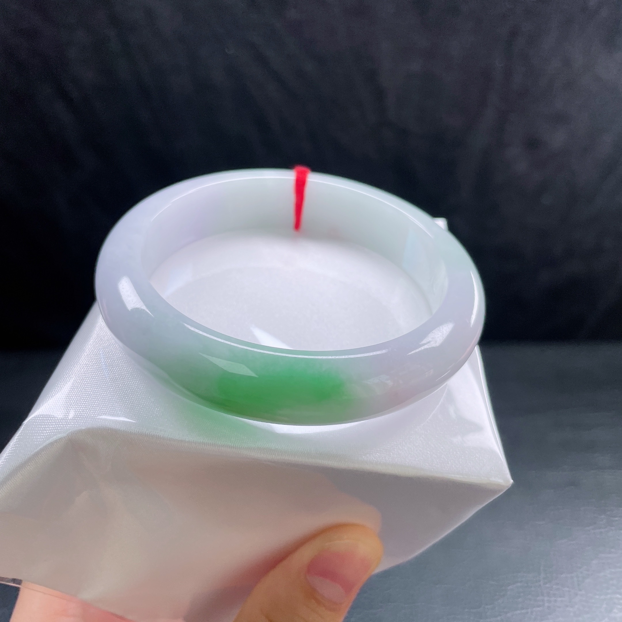 61圈糯化春彩阳绿宽边手镯 有我哦