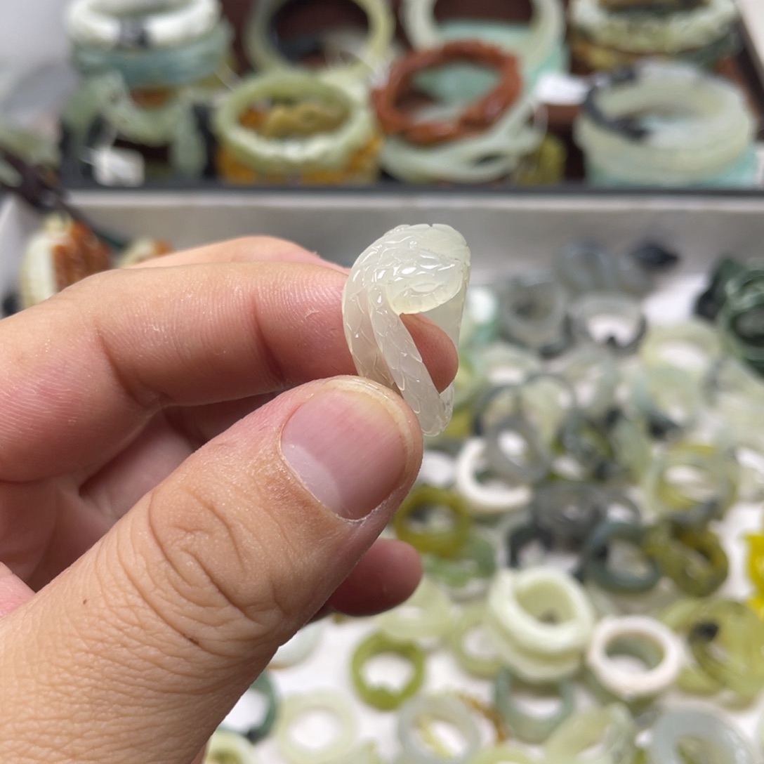 我***豆蛇纹石玉未镶嵌戒指