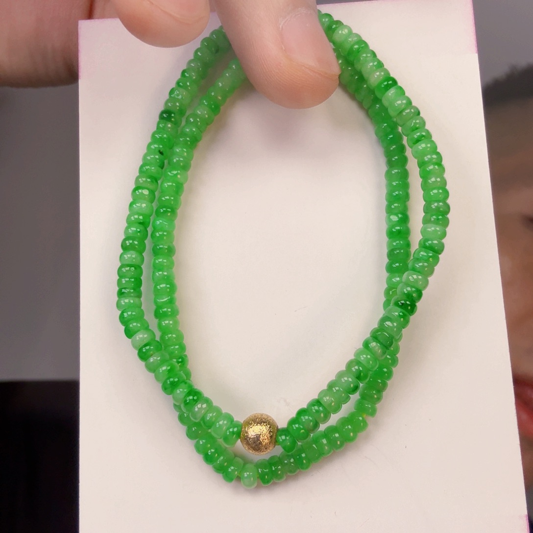 翡翠未镶嵌颈饰一件