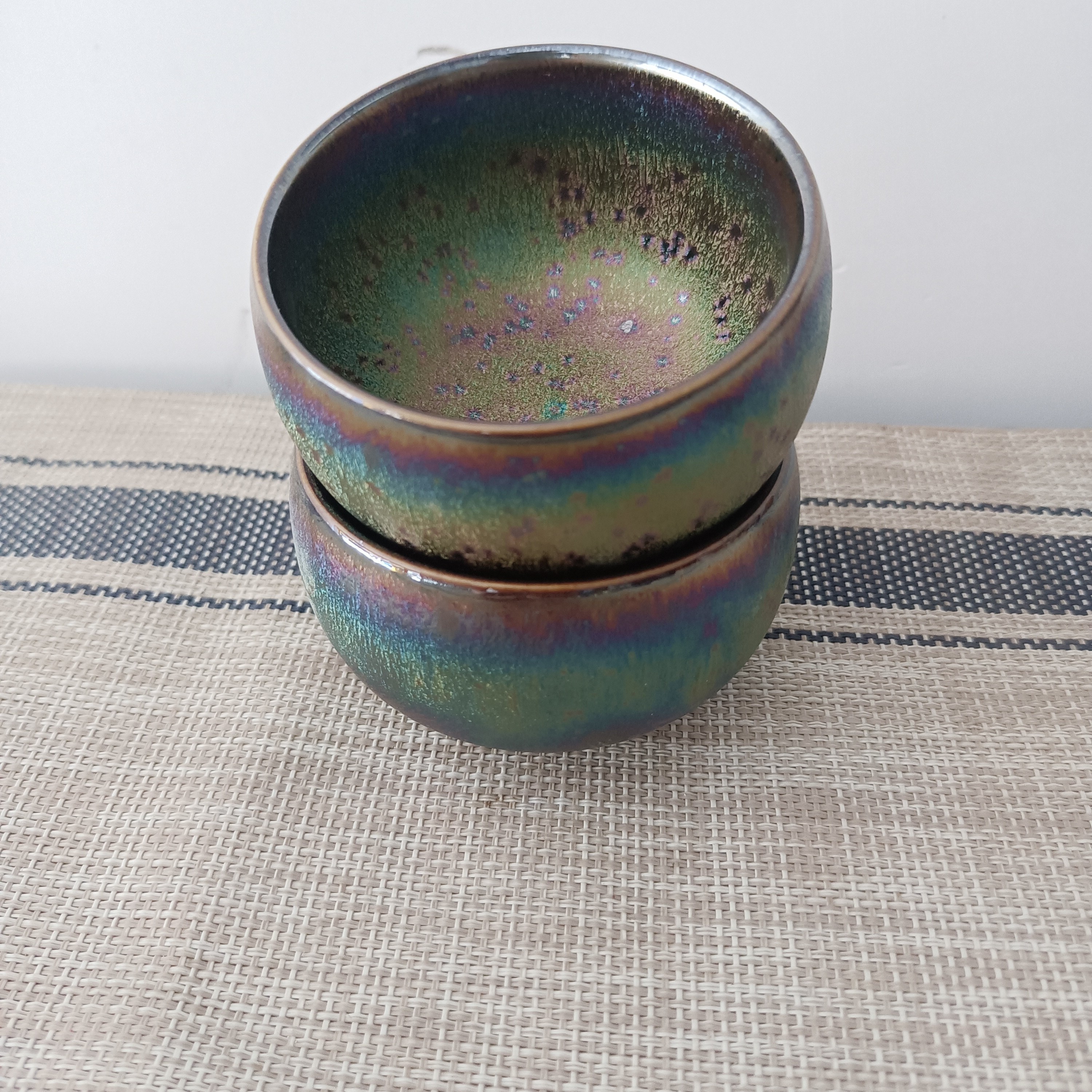 2个装微瑕，七彩孔雀罗汉杯，口部直径8cm，高度5cm，容量约160cc。