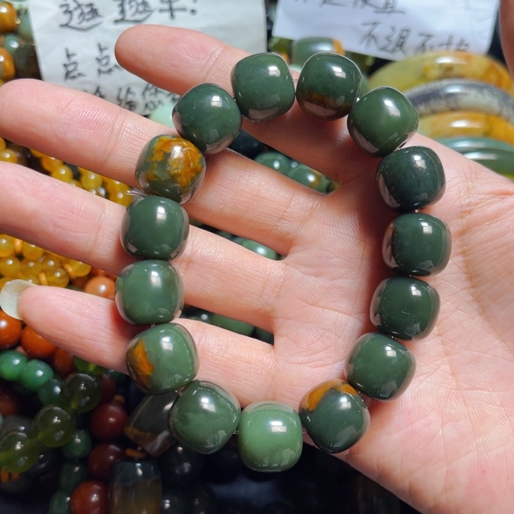 岫岩河磨玉（透闪石质玉）颈饰未镶嵌