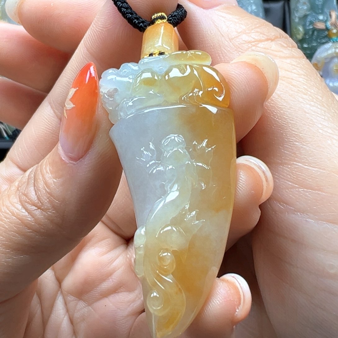 翡翠颈饰未镶嵌龙牙