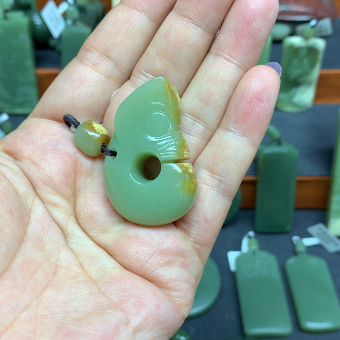 岫岩河磨玉（透闪石质玉）颈饰未镶嵌