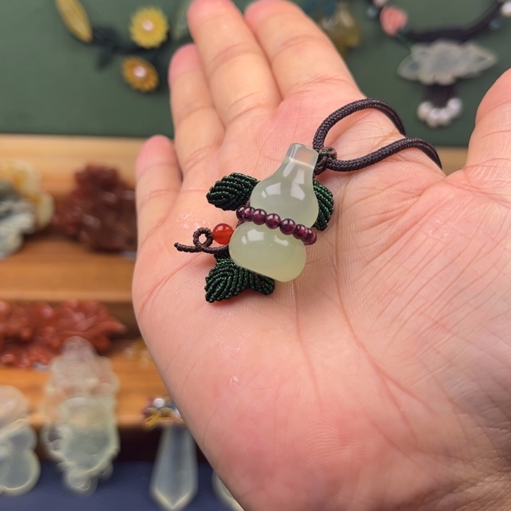 蛇纹石玉合金吊坠