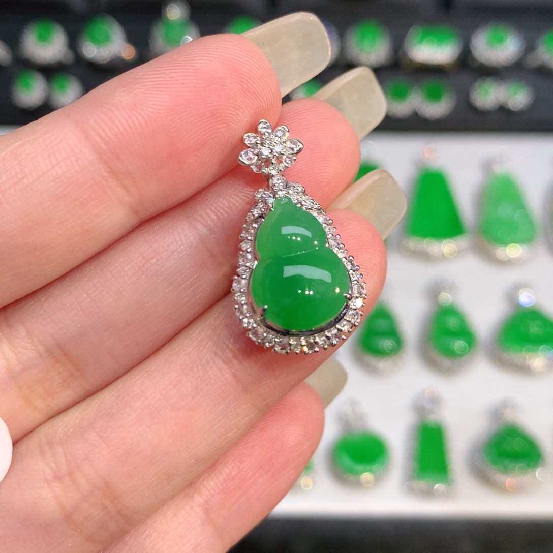 翡翠18K金镶嵌颈饰