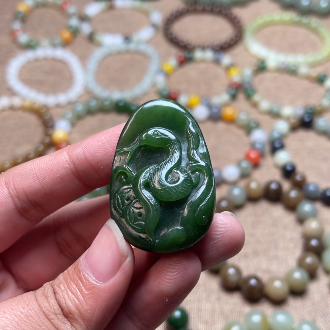 小***少和田玉未镶嵌颈饰