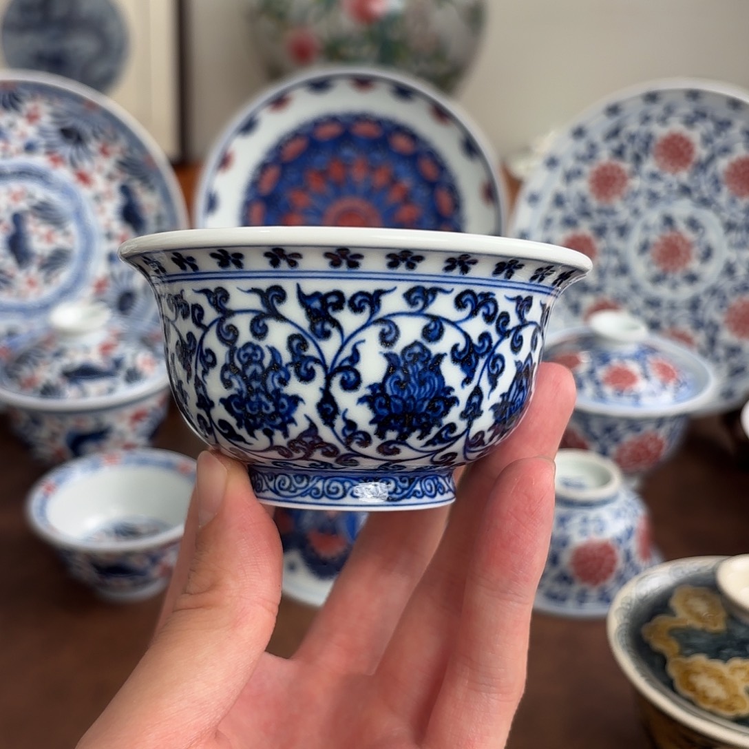 青花缠枝莲压手杯手绘