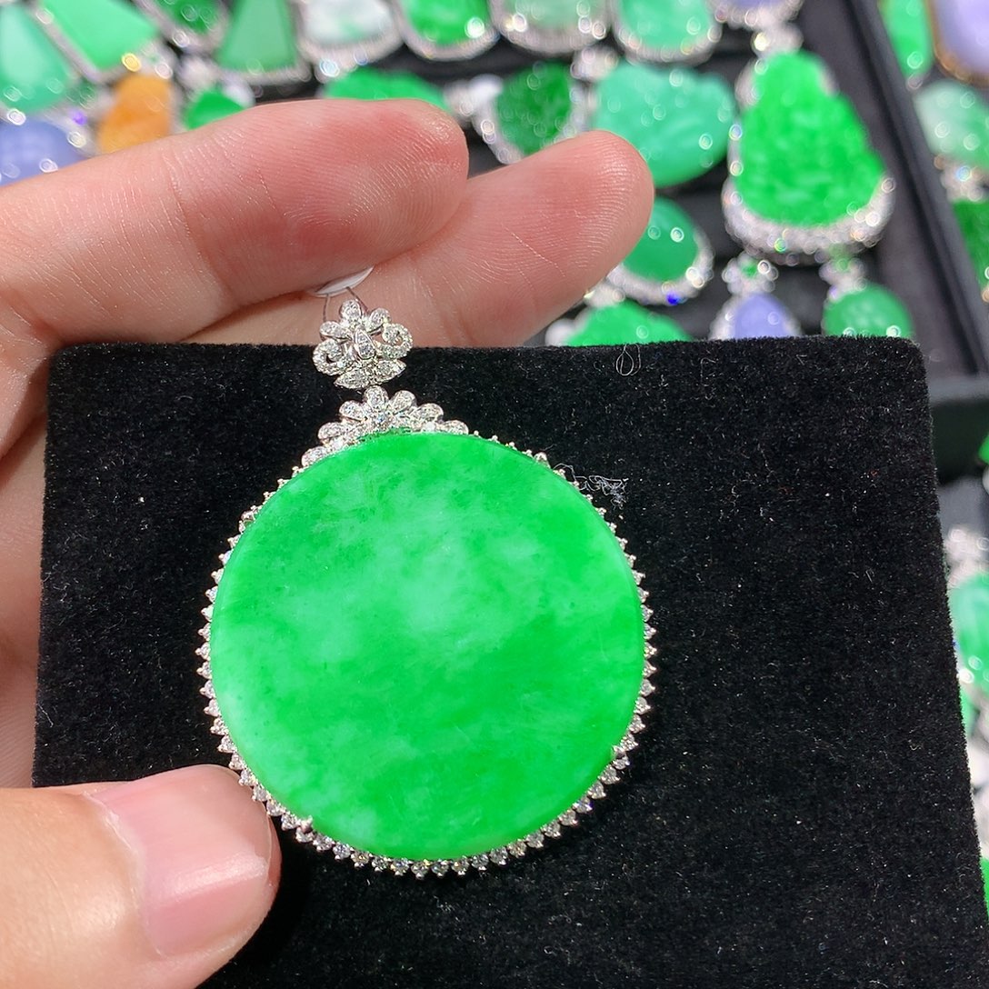 翡翠18K金镶嵌颈饰