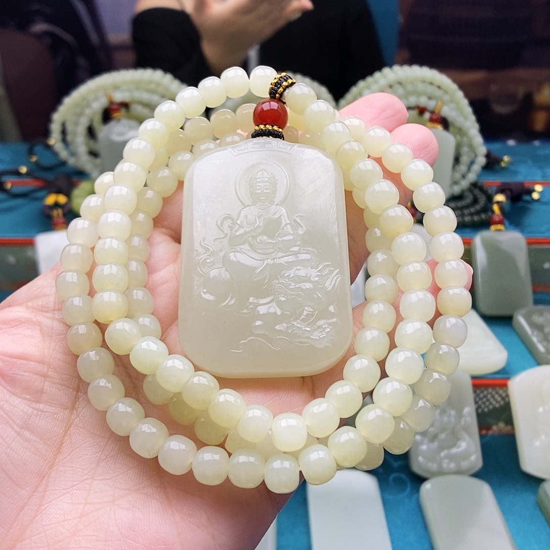 和田玉未镶嵌颈饰属兔佩戴