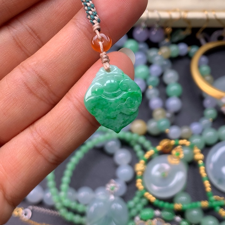 翡翠未镶嵌颈饰如意