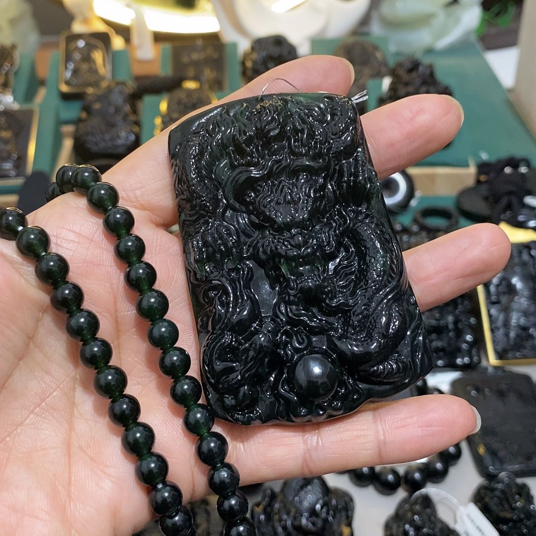 蛇纹石玉颈饰未镶嵌方*