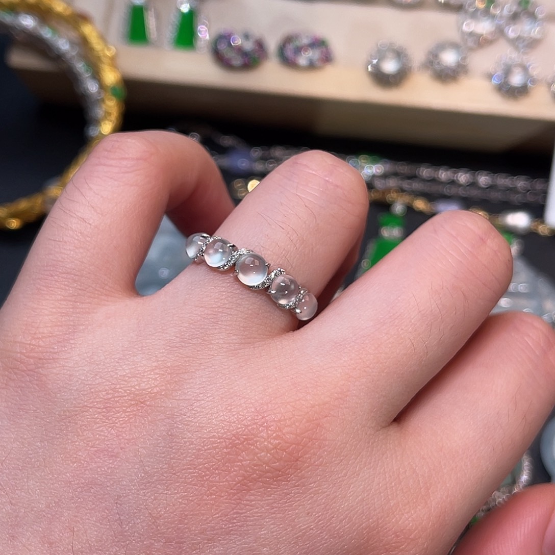 翡翠18K金镶嵌戒指蛋面