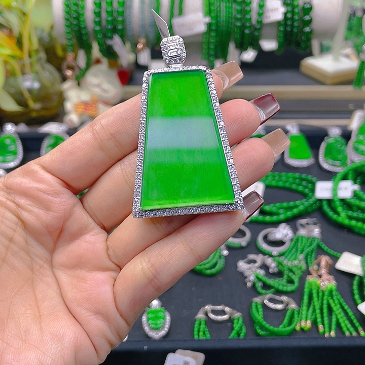 翡翠颈饰银S925镶嵌乾**道一刀切无事牌