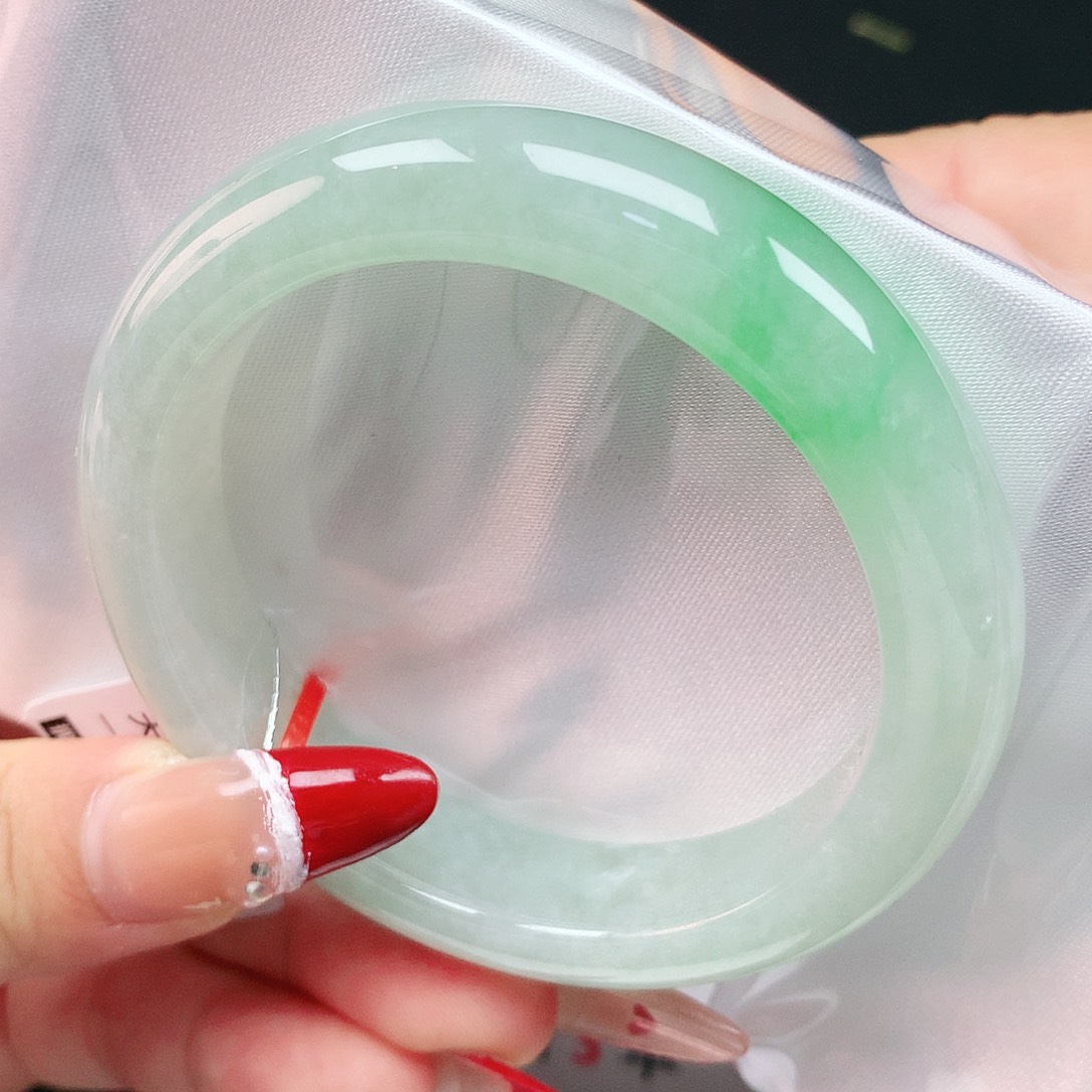 翡翠手镯未镶嵌54圈