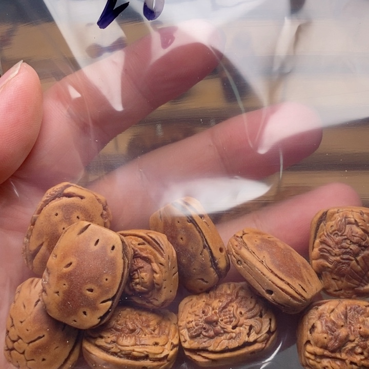 冬***…桃核雕刻钟馗手牌个别有问题