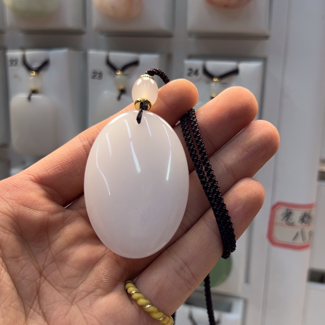 辻***弋石英质玉（金丝玉）合金颈饰