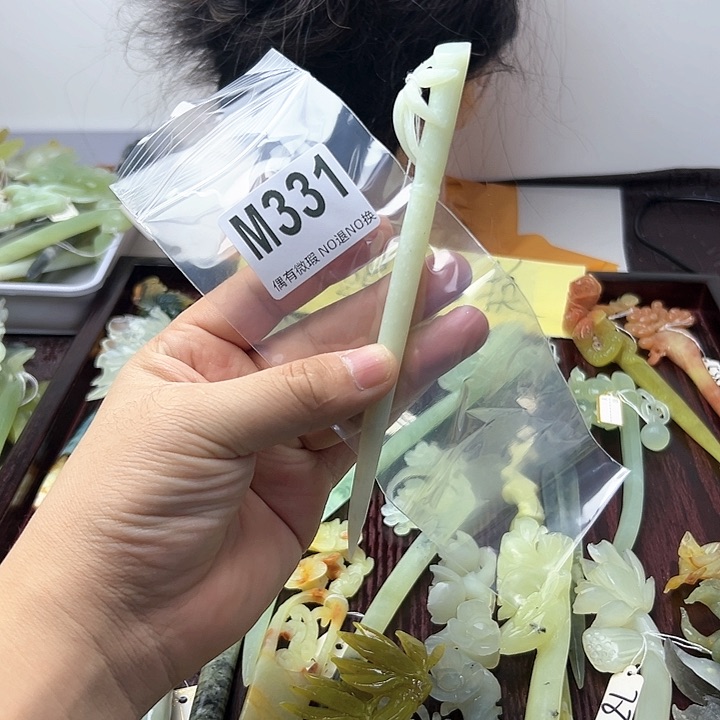 蛇纹石玉发饰合金彩**?