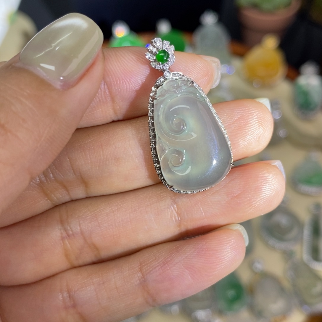 翡翠颈饰18K金镶嵌A货翡翠