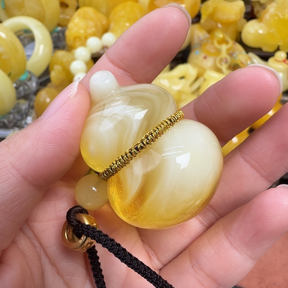 舞***造蜜蜡未镶嵌珠宝奇石