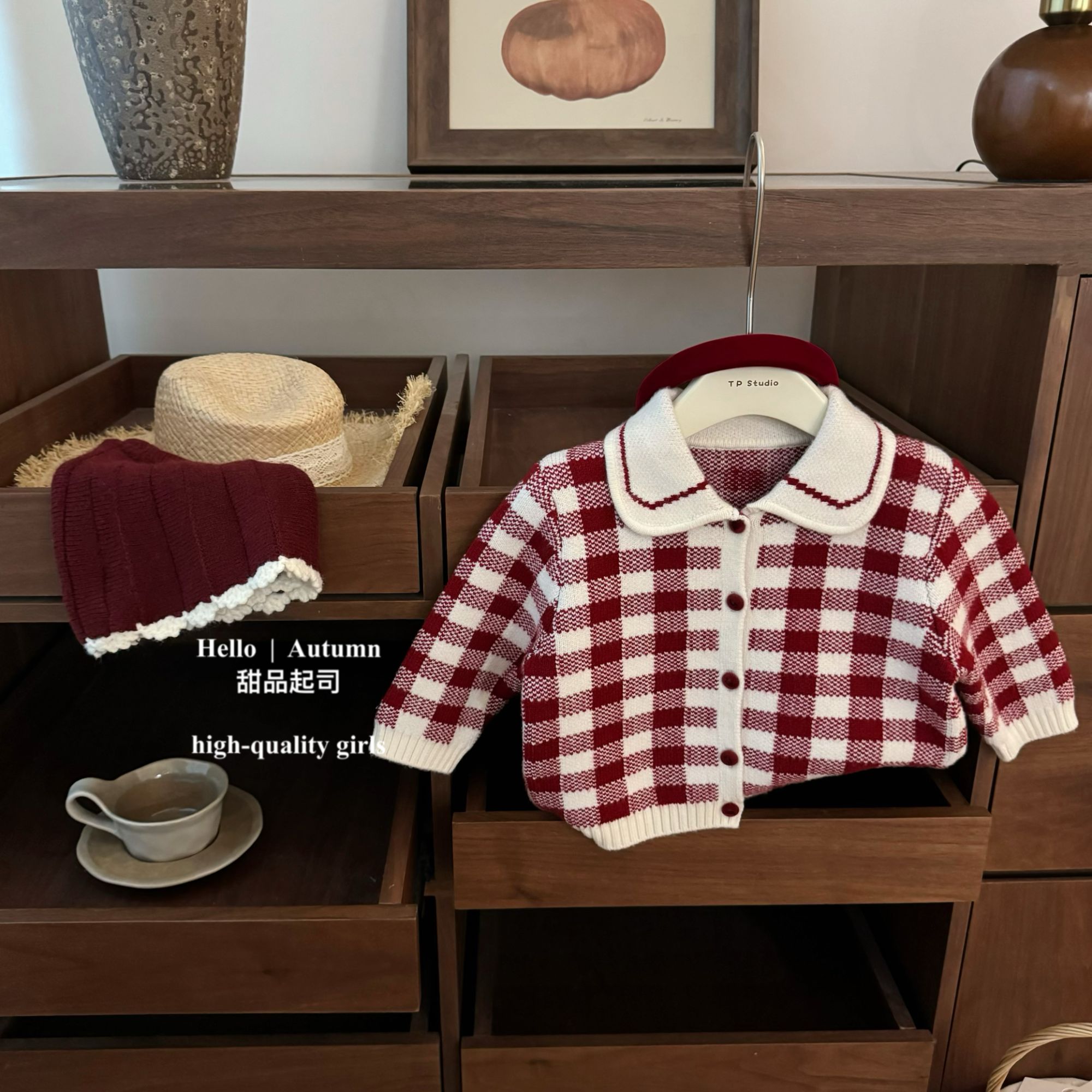 【甜品起司】新年款！女宝宝甜美复古红格子毛衣学院风麻花短裙套装