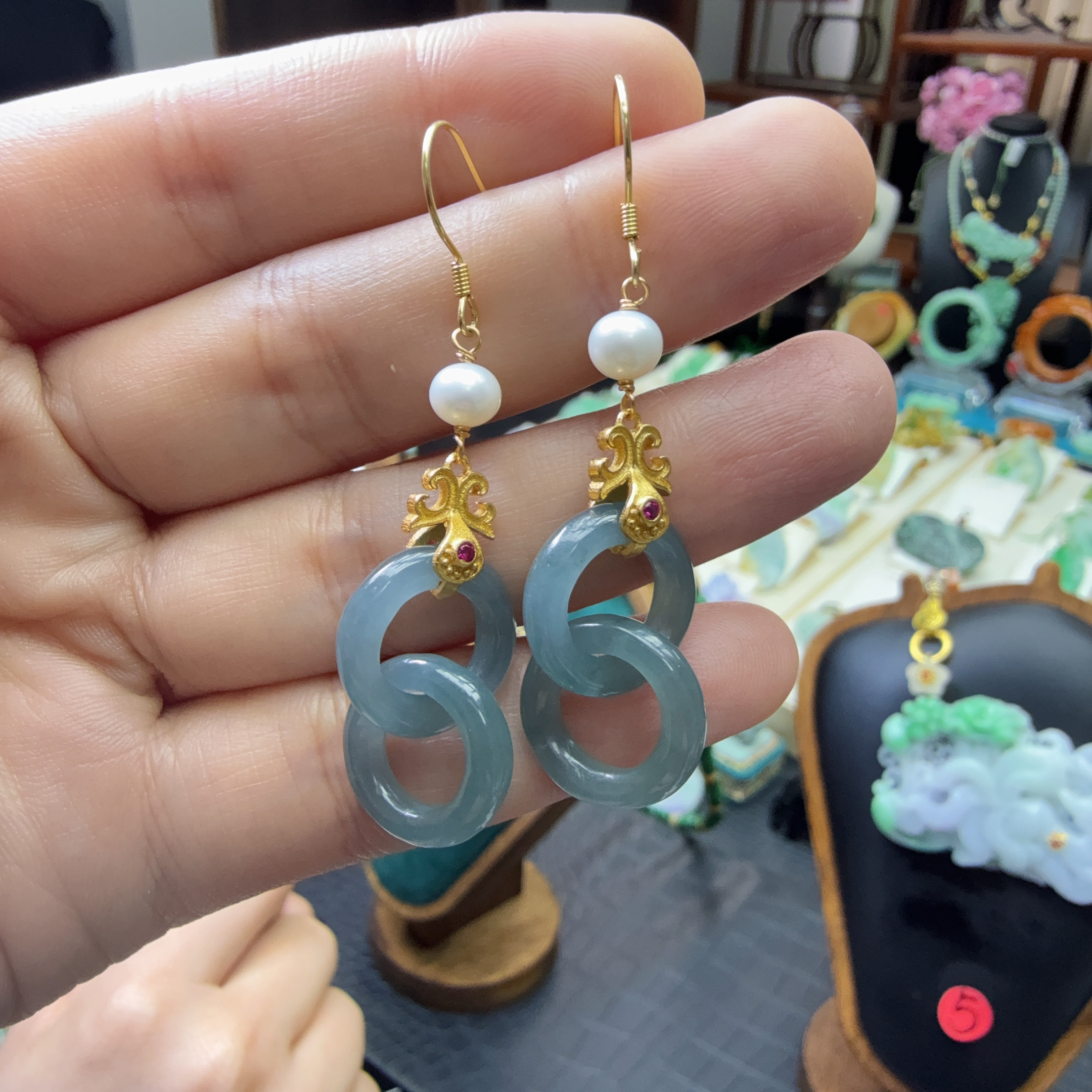 天然翡翠环环相扣