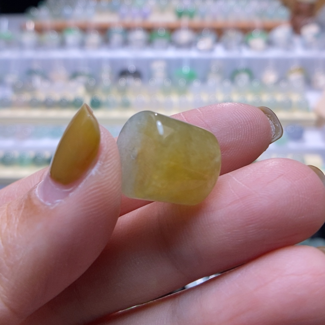 翡翠未镶嵌颈饰秋香黄