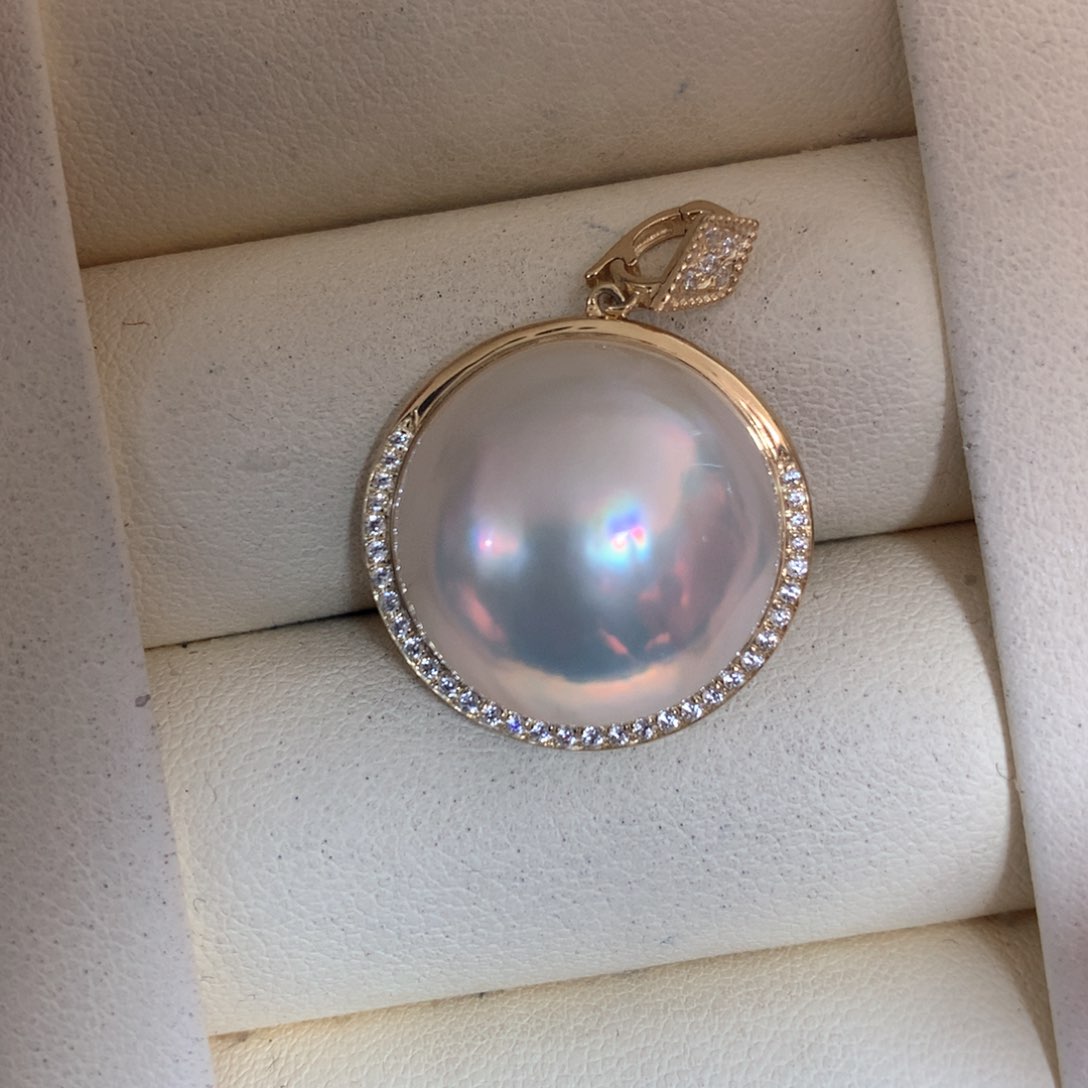 拼合珍珠（马贝珠）颈饰18K金镶嵌