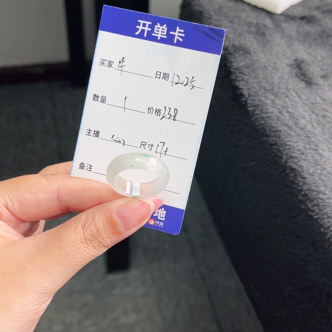 未镶嵌石英质玉戒指牛***?