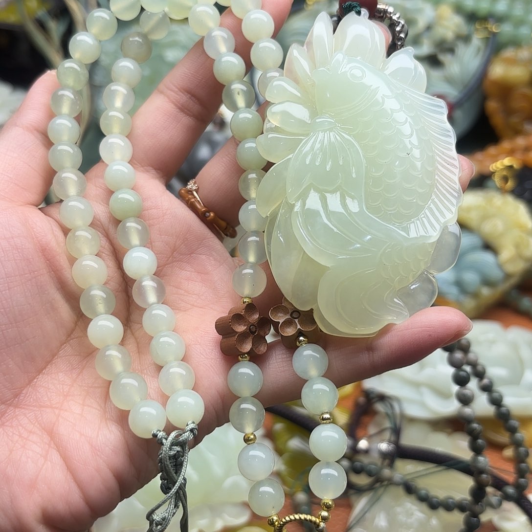 吃***福蛇纹石玉未镶嵌颈饰